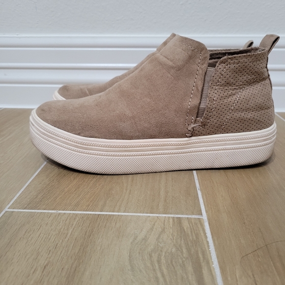 Tan sneakers - Picture 1 of 3
